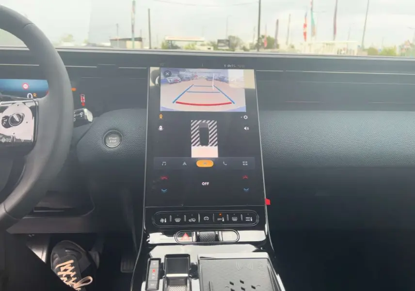 Vue intérieure centrée sur la console centrale tactile du Citroën C5 Aircross Hybrid 145 Plus PK Drive 2026.