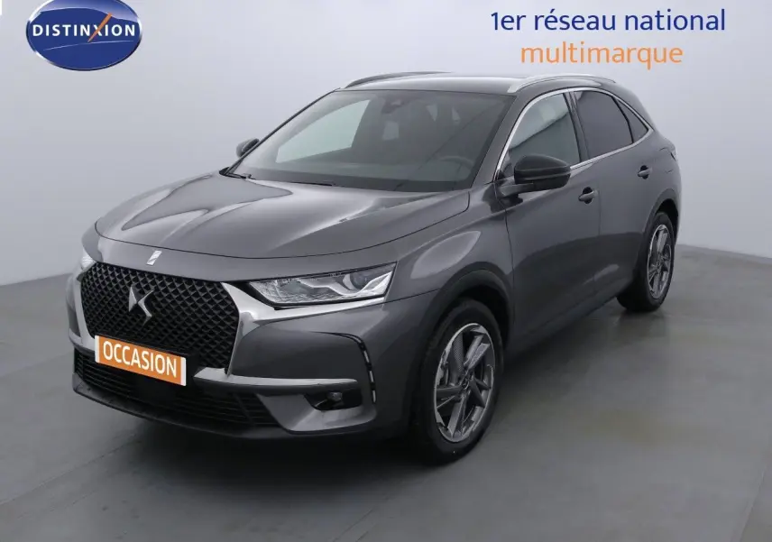 DS7 Crossback E-TENSE gris platinium métal vu en 3/4 avant droit avec calandre noire distinctive et jantes alliage.