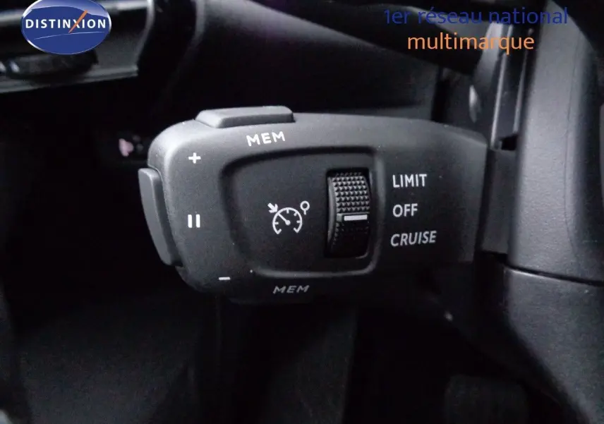 Gros plan sur la commande de régulateur de vitesse du DS7 Crossback E-TENSE 2021, intérieur noir.