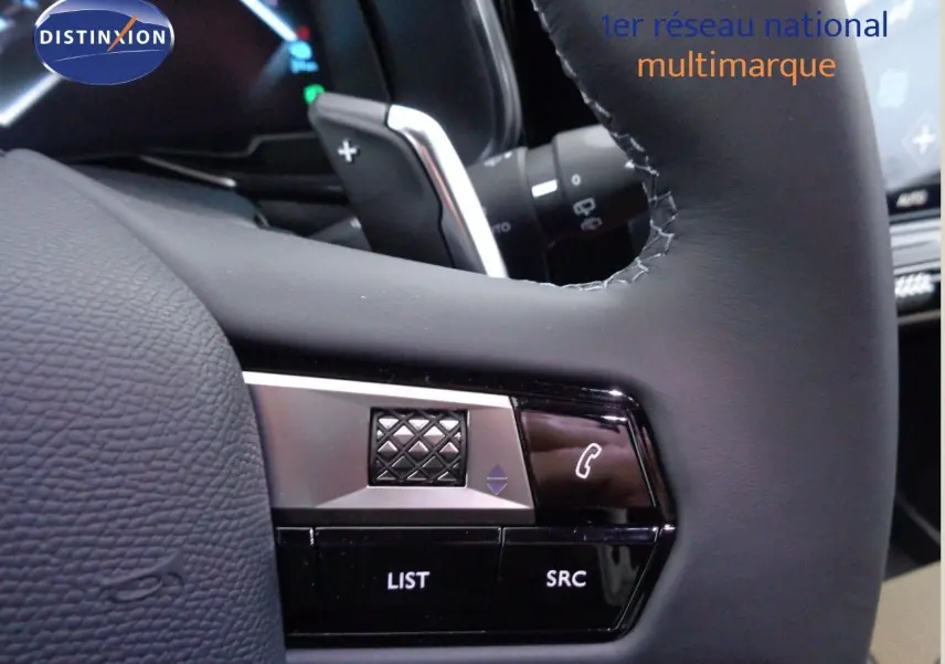 Gros plan sur les commandes au volant du DS7 Crossback E-TENSE 2021, cuir noir et détails métalliques visibles.
