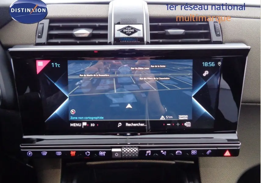 Vue rapprochée du tableau de bord du DS7 Crossback gris platinium, mettant en valeur l'écran tactile du système de navigation.