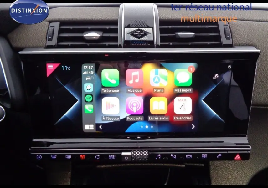 Écran tactile central du DS7 Crossback E-TENSE 2021 affichant l'interface Apple CarPlay avec commandes intégrées.