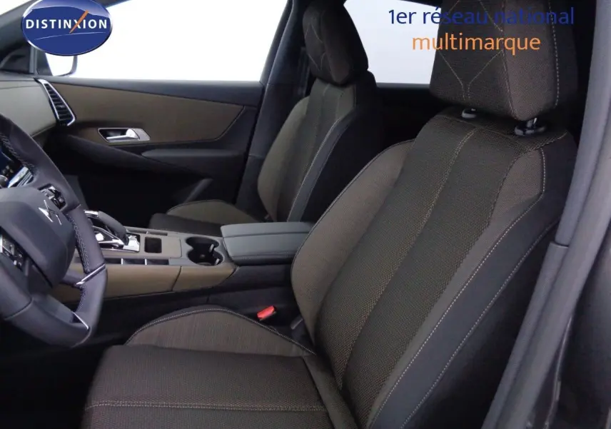 Vue intérieure côté conducteur du DS7 Crossback E-TENSE 2021 avec sièges tissu marron et console centrale beige.