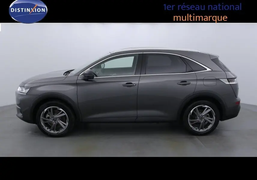 Profil côté gauche du DS7 Crossback E-TENSE 300CH en gris platinium métal, soulignant ses lignes élégantes et ses jantes alliage.