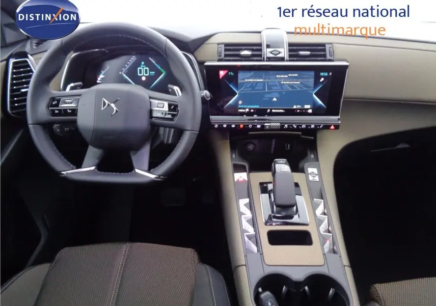 Vue intérieure du tableau de bord et console centrale du DS7 Crossback E-TENSE 2021 avec écran tactile et volant multifonction.