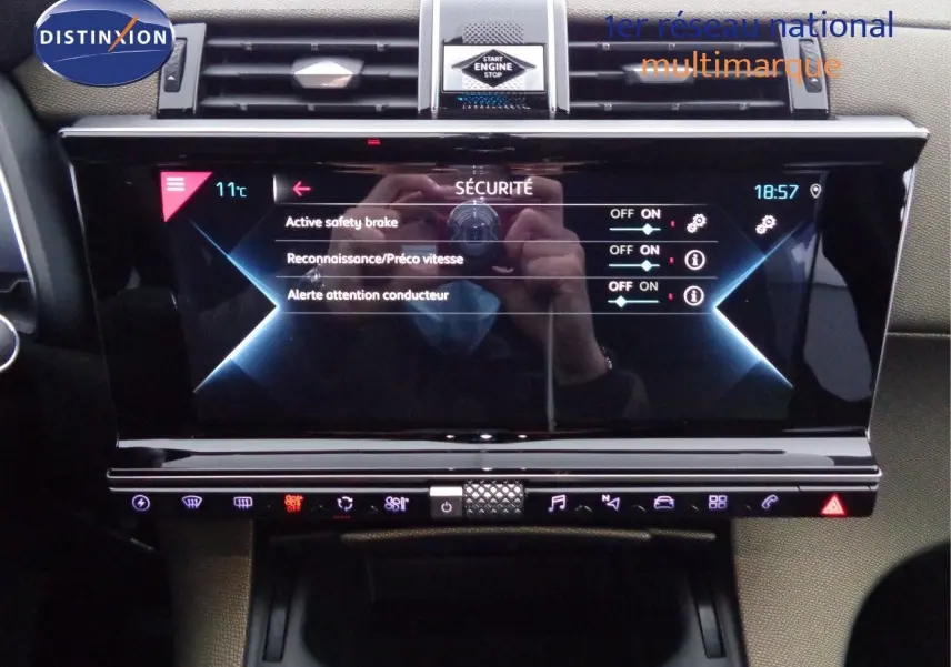 Écran tactile central du tableau de bord du DS7 Crossback gris platinium, affichant les réglages de sécurité.