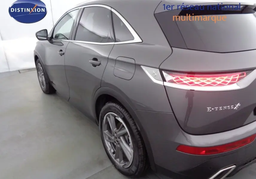 Vue 3/4 arrière droite du DS7 Crossback hybride gris platinium avec feux arrière LED et jantes alliage.