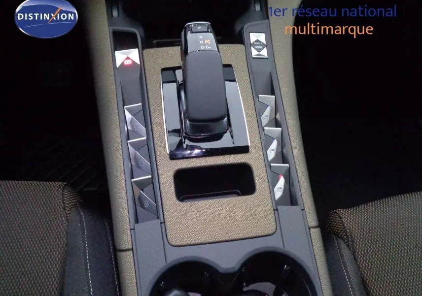 Vue rapprochée de la console centrale du DS7 Crossback E-TENSE 2021 avec levier de vitesses et boutons de commande.
