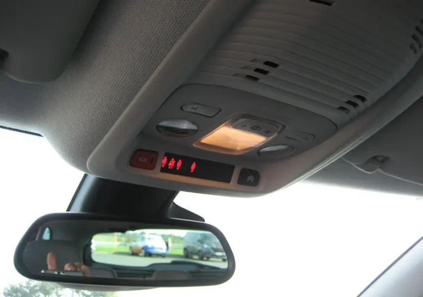 Vue intérieure du plafonnier gris clair avec commandes d’éclairage et rétroviseur central d’une Citroën C3 Aircross 2022.