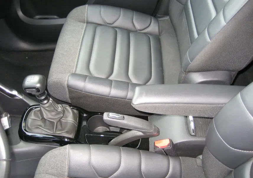 Gros plan sur les sièges avant gris et la boîte manuelle du Citroën C3 Aircross II 2022, version Shine Pack.