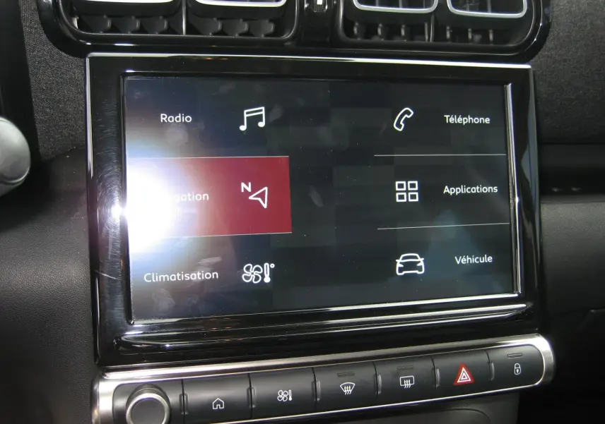 Écran tactile central du tableau de bord du Citroën C3 Aircross gris, affichant les options multimédia et navigation.