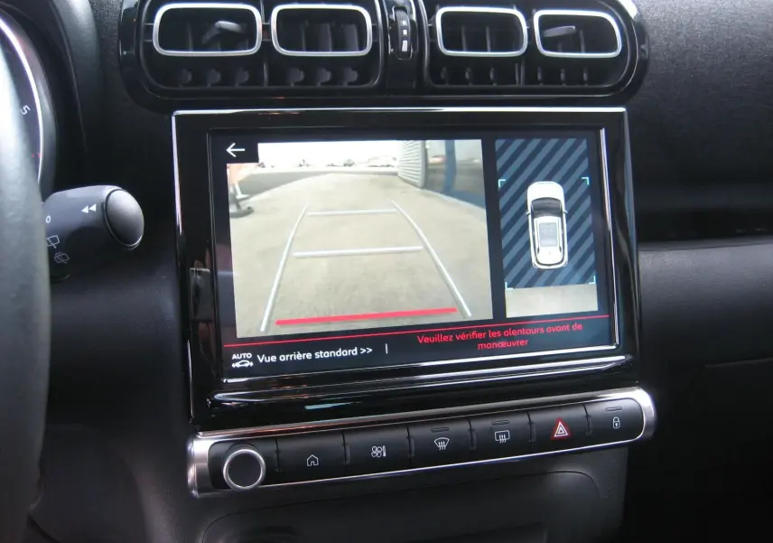 Vue rapprochée de l'écran tactile central du Citroën C3 Aircross gris 2022 affichant la caméra de recul et les commandes climatisation.