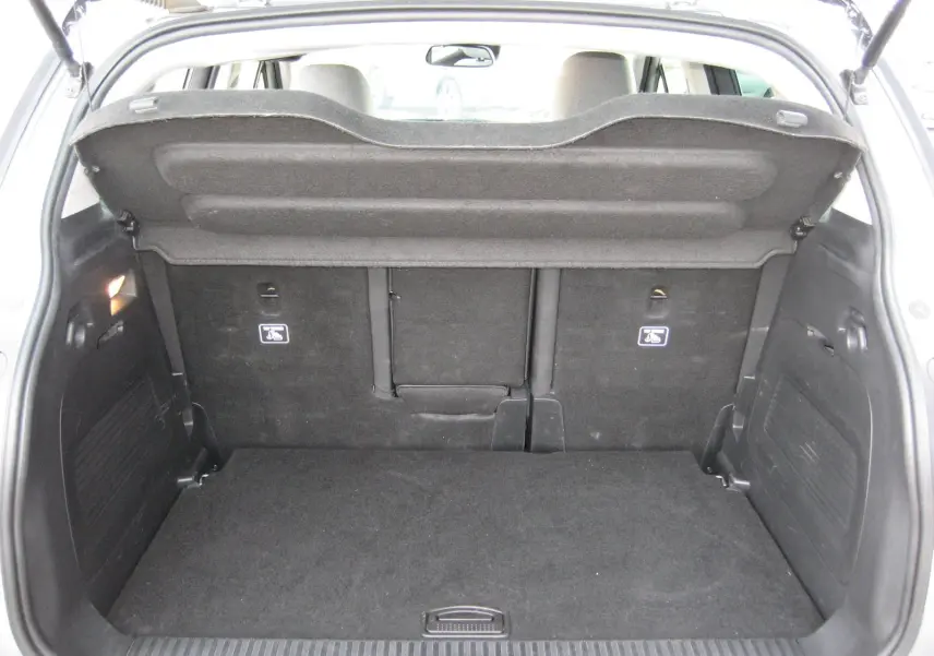 Coffre ouvert d'un Citroën C3 Aircross gris 2022, vue arrière montrant l'espace de chargement et la tablette cache-bagages.