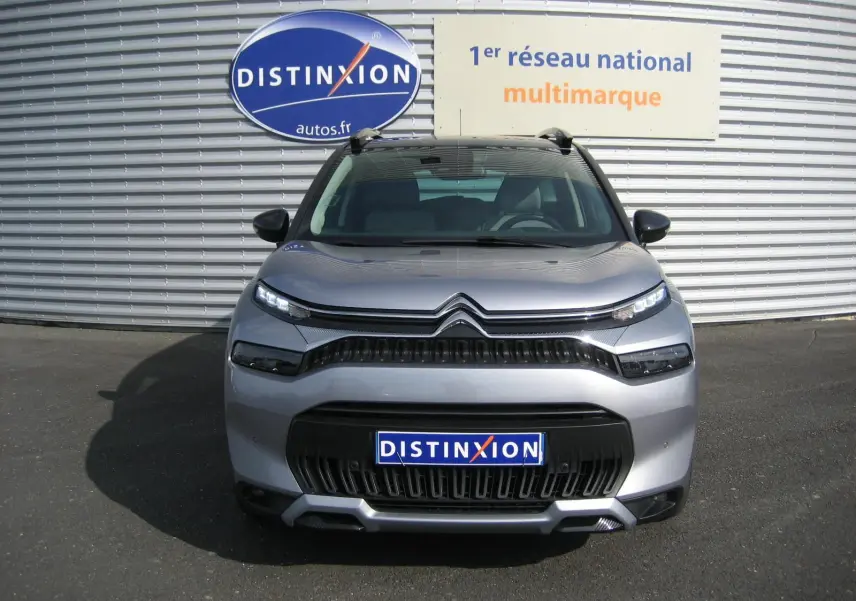 Citroën C3 Aircross gris vue de face, mettant en valeur sa calandre distinctive et ses phares LED fins.