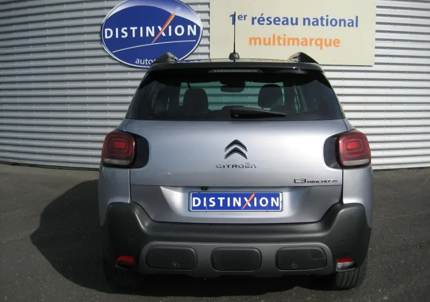 Vue arrière d'un Citroën C3 Aircross gris 2022 avec feux arrière carrés et pare-chocs noir contrastant.