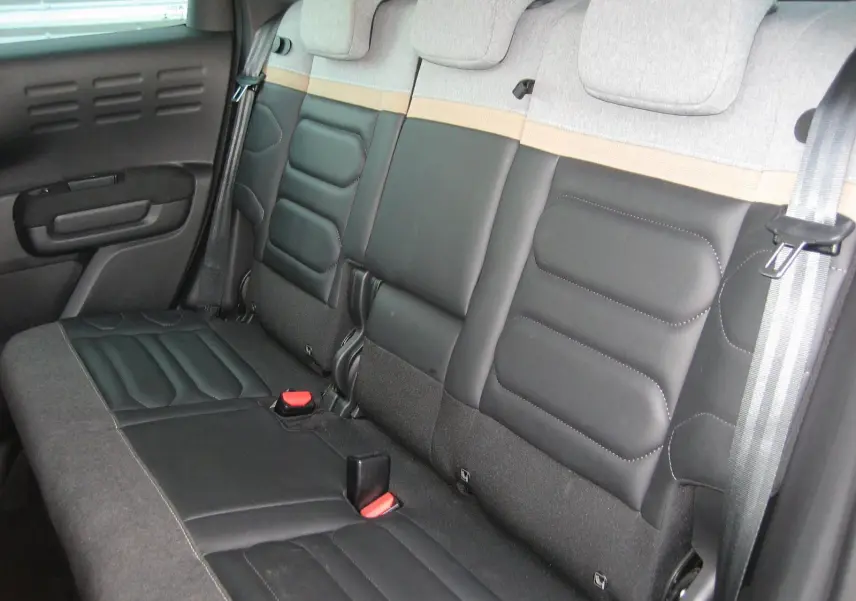 Vue intérieure des sièges arrière gris foncé et tissu clair du Citroën C3 Aircross II 2022, version Shine Pack.