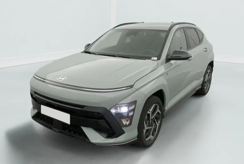 Hyundai Kona Hybrid 2025 Mirage Green en 3/4 avant droit, avec phares LED allumés et jantes N Line distinctives.
