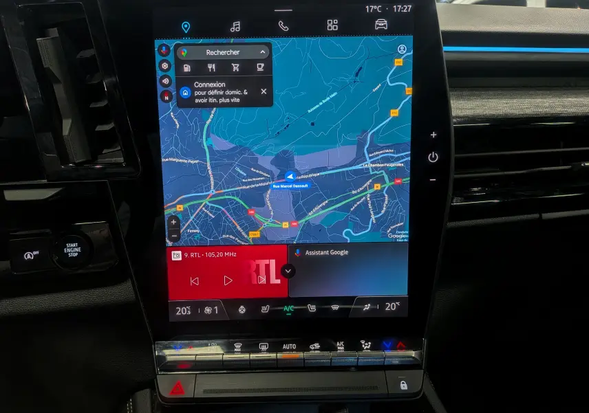 Écran tactile central du Renault Austral 2024 affichant la navigation et les commandes climatisation dans un intérieur noir.
