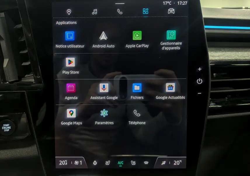 Écran tactile central du Renault Austral 2024 affichant les applications connectées dans un intérieur moderne noir.