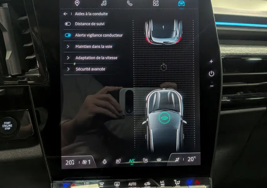 Écran tactile central du Renault Austral 2024 affichant les aides à la conduite et la vue en plan du véhicule gris schiste avec toit noir.