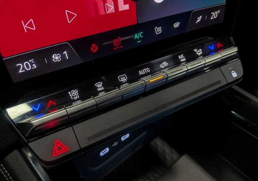 Détail du tableau de bord du Renault Austral 2024 montrant les commandes tactiles de climatisation et l'écran multimédia.