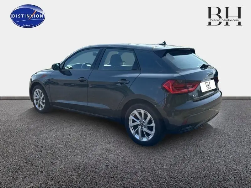 Audi A1 Sportback noir Mythic métallisé vue 3/4 arrière côté gauche avec jantes alu et feux LED arrière.