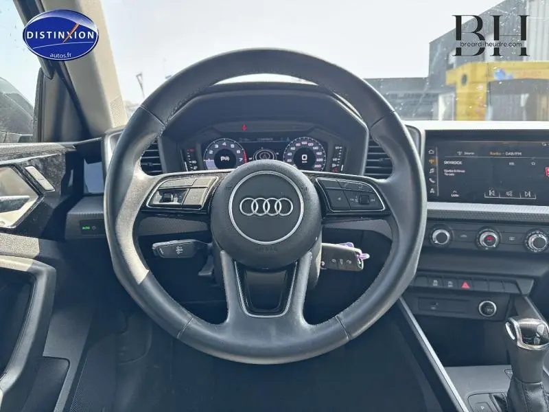 Vue centrée sur le volant cuir multifonction et le tableau de bord numérique de l'Audi A1 Sportback 2020.