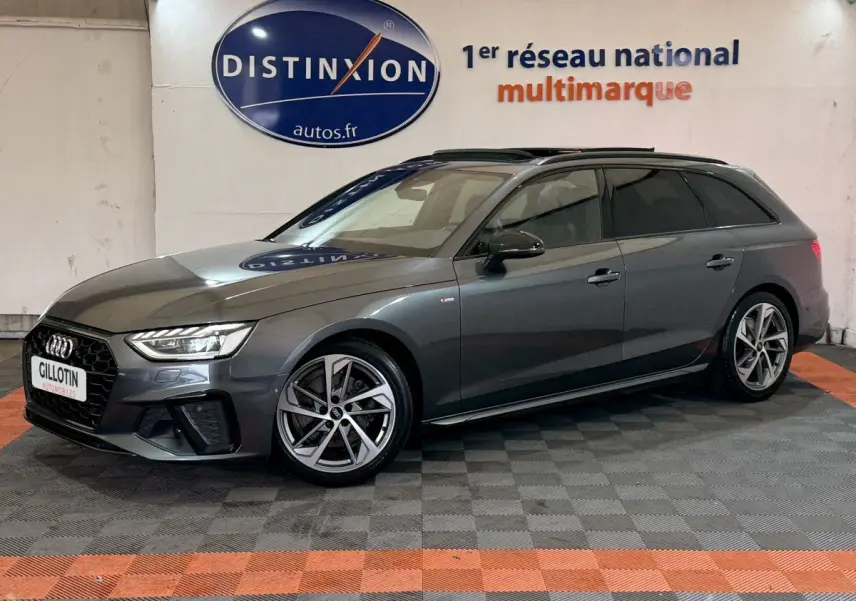 Audi A4 35 TFSI S Edition gris foncé vue 3/4 avant gauche en intérieur avec jantes alliage distinctives.