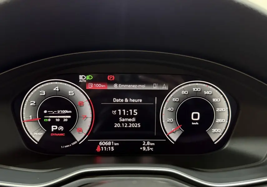 Vue rapprochée du tableau de bord numérique de l'Audi A4 gris foncé, affichant la vitesse, le régime et la date.