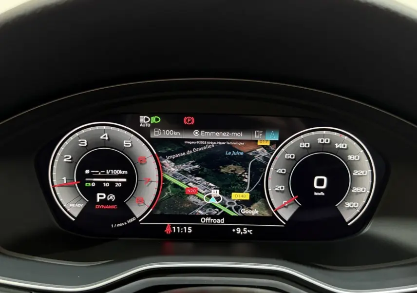 Vue rapprochée du tableau de bord numérique de l'Audi A4 35 TFSI 2022, affichant la navigation et compteurs digitaux.