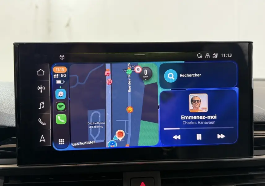 Écran tactile central de l'Audi A4 35 TFSI 2022 affichant navigation et lecture musicale.