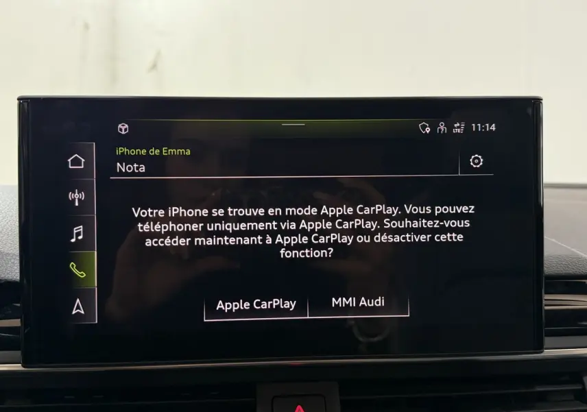 Écran tactile central de l'Audi A4 35 TFSI 150 S tronic S Edition affichant l'interface Apple CarPlay.