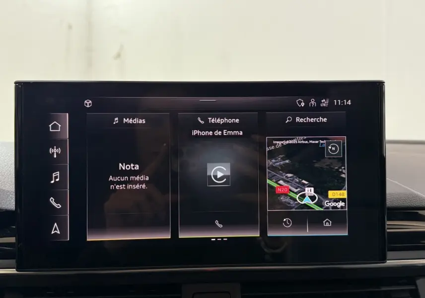 Écran tactile central de l'Audi A4 35 TFSI 150 S tronic S Edition 2022, affichant navigation et téléphone.