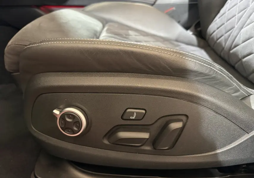 Gros plan sur les commandes électriques de réglage du siège avant en cuir gris de l'Audi A4 35 TFSI S Edition 2022.