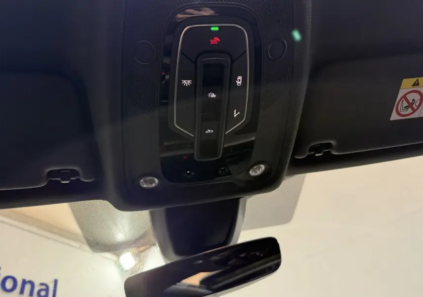 Vue intérieure en plongée du panneau de commandes de plafonnier noir avec boutons lumineux d'une Audi A4 gris foncé 35 TFSI 2022.