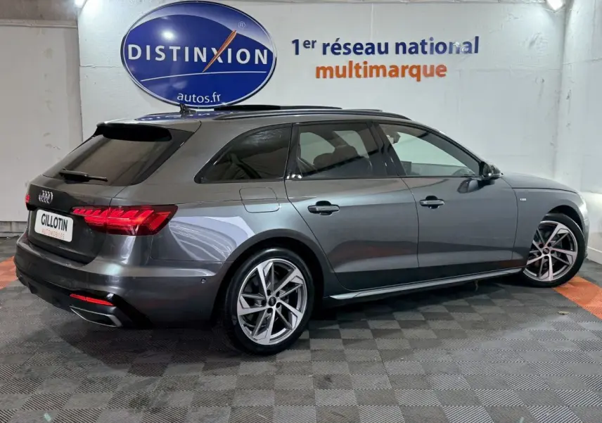 Audi A4 35 TFSI S Edition gris foncé vue 3/4 arrière droit en intérieur avec jantes alliage et vitres teintées.