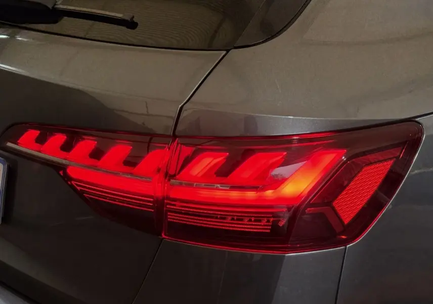Gros plan sur le feu arrière droit rouge d'une Audi A4 gris foncé 35 TFSI 2022, finition S Edition.