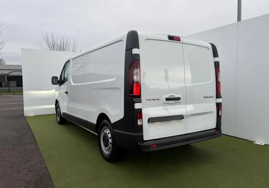 Vue 3/4 arrière droite du Renault Trafic Fourgon blanc glacier avec portes arrière tôlées et jantes tôles 16 pouces.