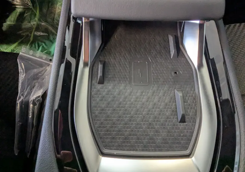 Plateau de chargement sans fil noir au centre de la console d’une Renault Austral E-Tech 200 Esprit Alpine.
