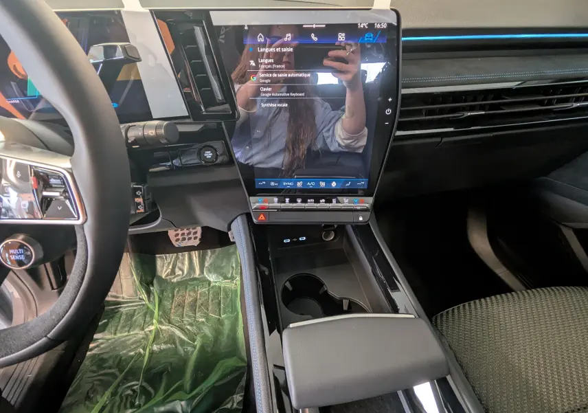 Vue intérieure centrée sur la console centrale et l’écran tactile vertical du Renault Austral E-Tech 200 Esprit Alpine.