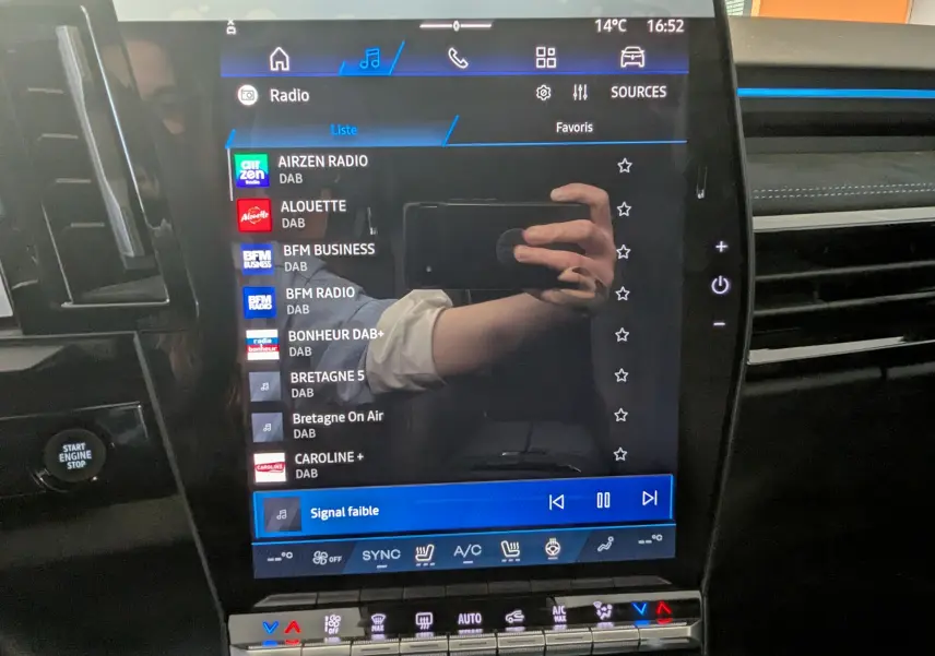 Écran tactile central du Renault Austral E-Tech 200 gris schiste, affichant les stations radio DAB, vue intérieure avant.