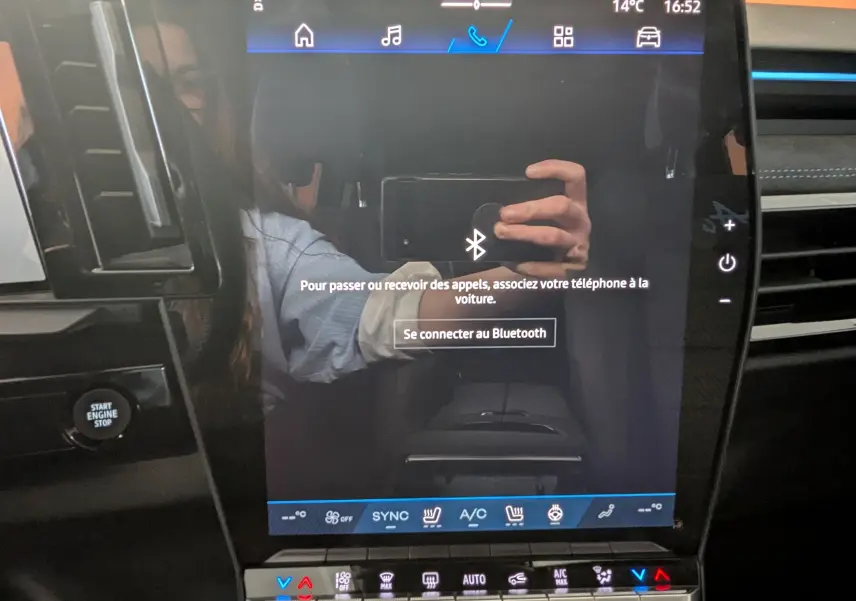 Écran tactile central du Renault Austral E-Tech gris schiste, affichant la connexion Bluetooth, vue intérieure frontale.