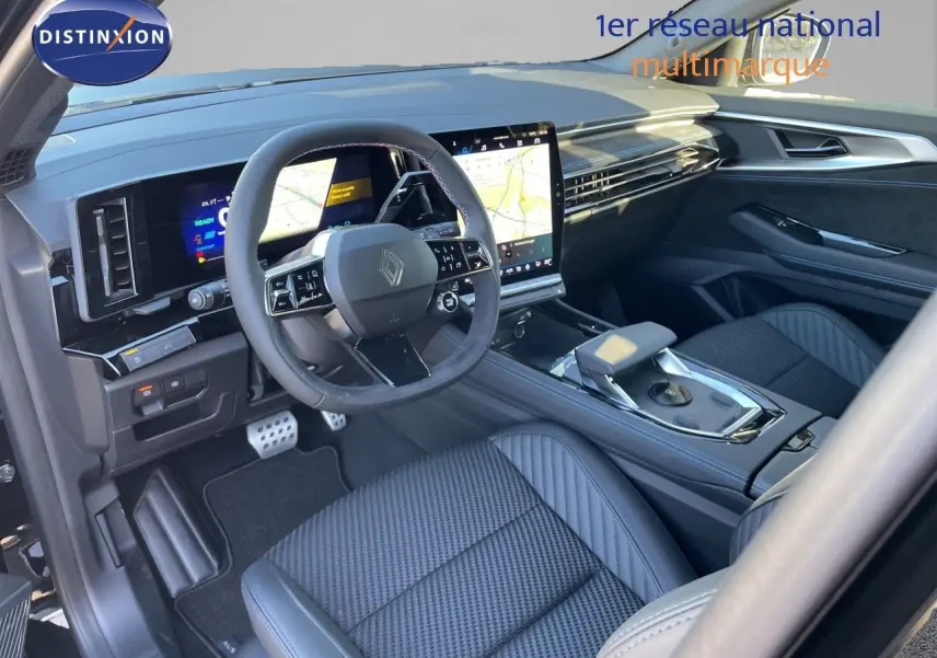 Vue intérieure côté conducteur du Renault Austral E-Tech hybride noir étoile métal, avec tableau de bord numérique et volant cuir multifonction.