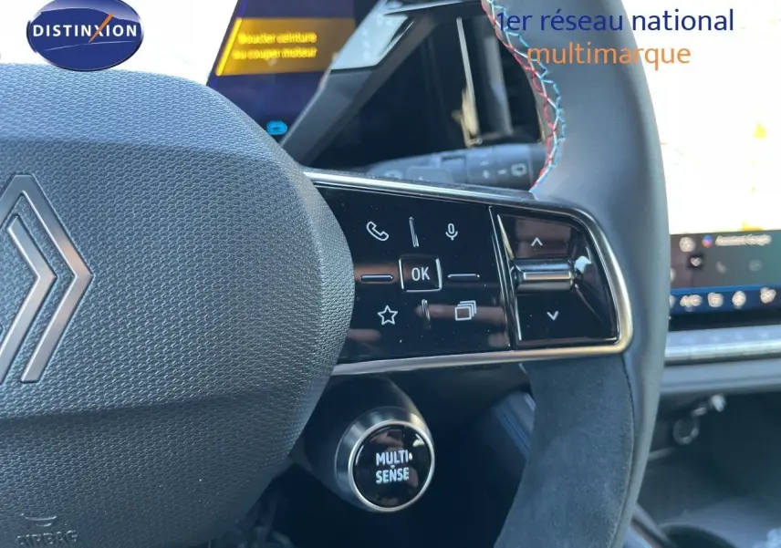 Gros plan sur le volant noir du Renault Austral E-Tech 2026 avec commandes intégrées et bouton Multi-Sense visible.