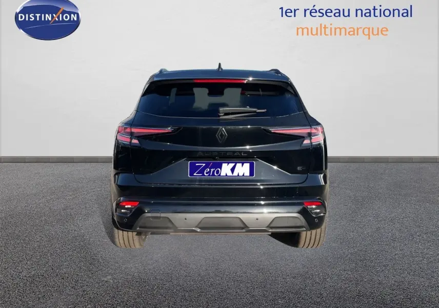 Vue arrière du Renault Austral E-Tech Full Hybrid noir étoile métal, soulignant ses feux LED effilés et son design moderne.
