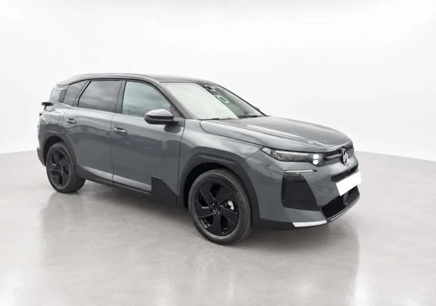 Vue 3/4 avant gauche du Citroën C5 Aircross gris métallisé avec jantes noires et vitres surteintées.