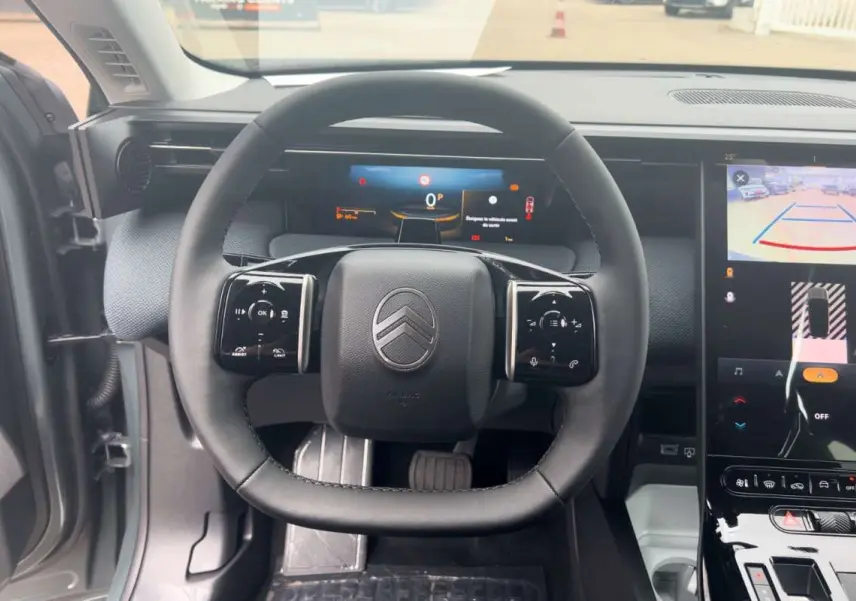 Vue intérieure centrée sur le volant cuir multifonctions du Citroën C5 Aircross Hybrid 145 Plus PK Drive 2026.