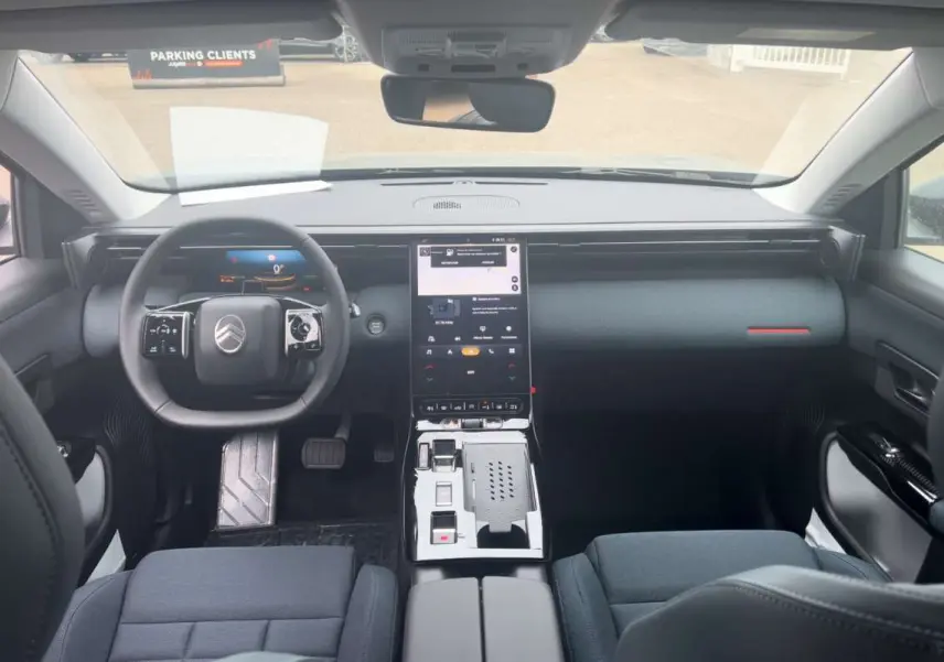 Vue intérieure avant du Citroën C5 Aircross Hybrid 145 Plus PK Drive 2026, tableau de bord moderne avec écran tactile vertical.
