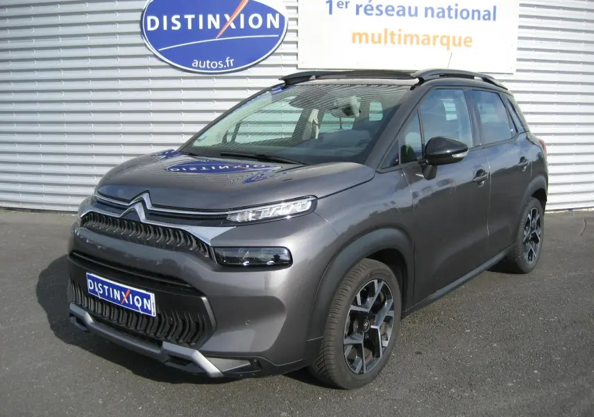Citroën C3 Aircross gris platinium en 3/4 avant droit, avec jantes noires et toit noir contrasté.