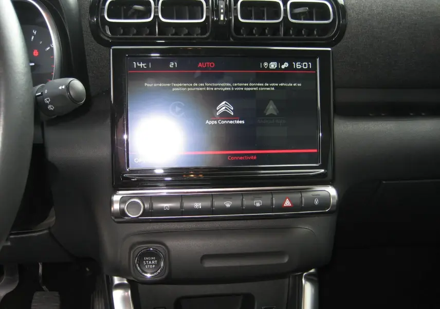 Vue rapprochée du tableau de bord noir du Citroën C3 Aircross gris platinium, avec écran tactile et commandes centrales visibles.